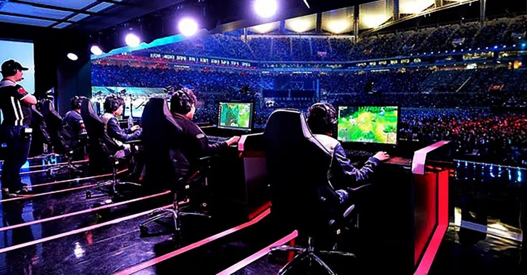 官方：球队已经解雇主教练.